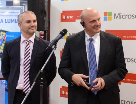 Nokia Стивена Элопа,Microsoft Стива Балмера,Windows Phone 8,Lumia 920 и Nokia Lumia 820, Nokia Lumia 820 в салонах розничной сети МТС, 3 месяца бесплатного доступа к безлимитному мобильному интернету в рамках опции "БИТ" и к более чем 100 телеканалам "Мобильного ТВ"