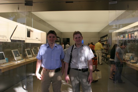 Apple Store в Купертино. Андрей Омельянчук и Алексей Корякин приехали в Америку, чтобы купить второй по счету Mac для скромной тогда Parallels